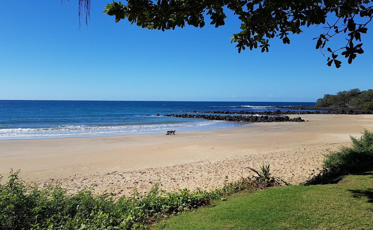 Photo de Nielson Beach avec sable lumineux de surface