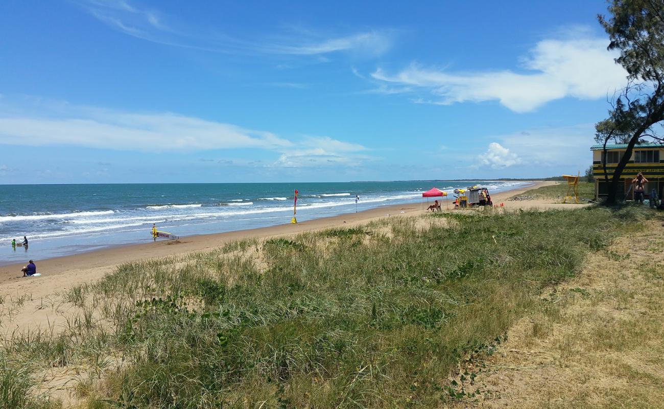 Photo de Moore Park Beach avec sable lumineux de surface