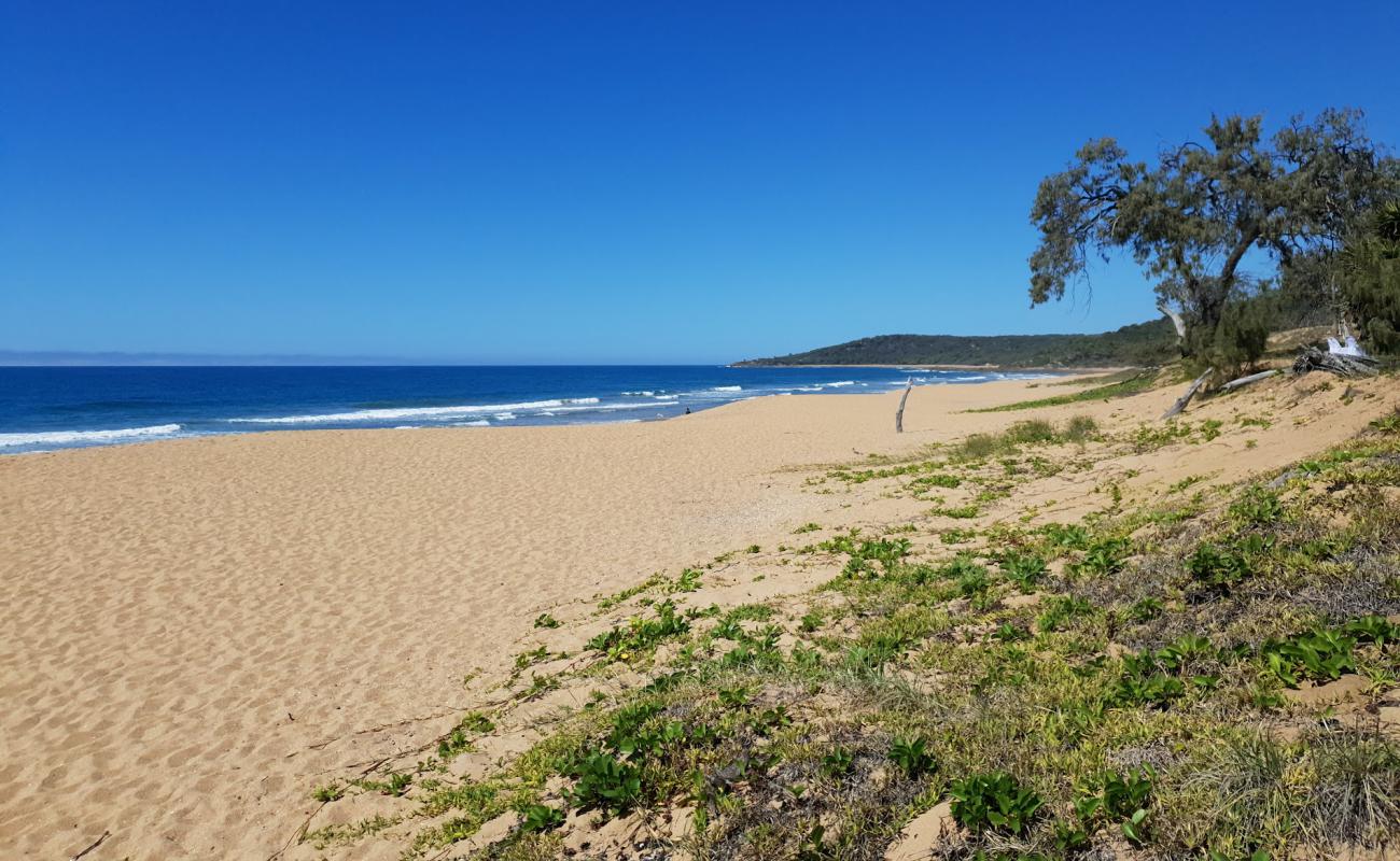 Photo de Chinaman's Beach avec sable lumineux de surface