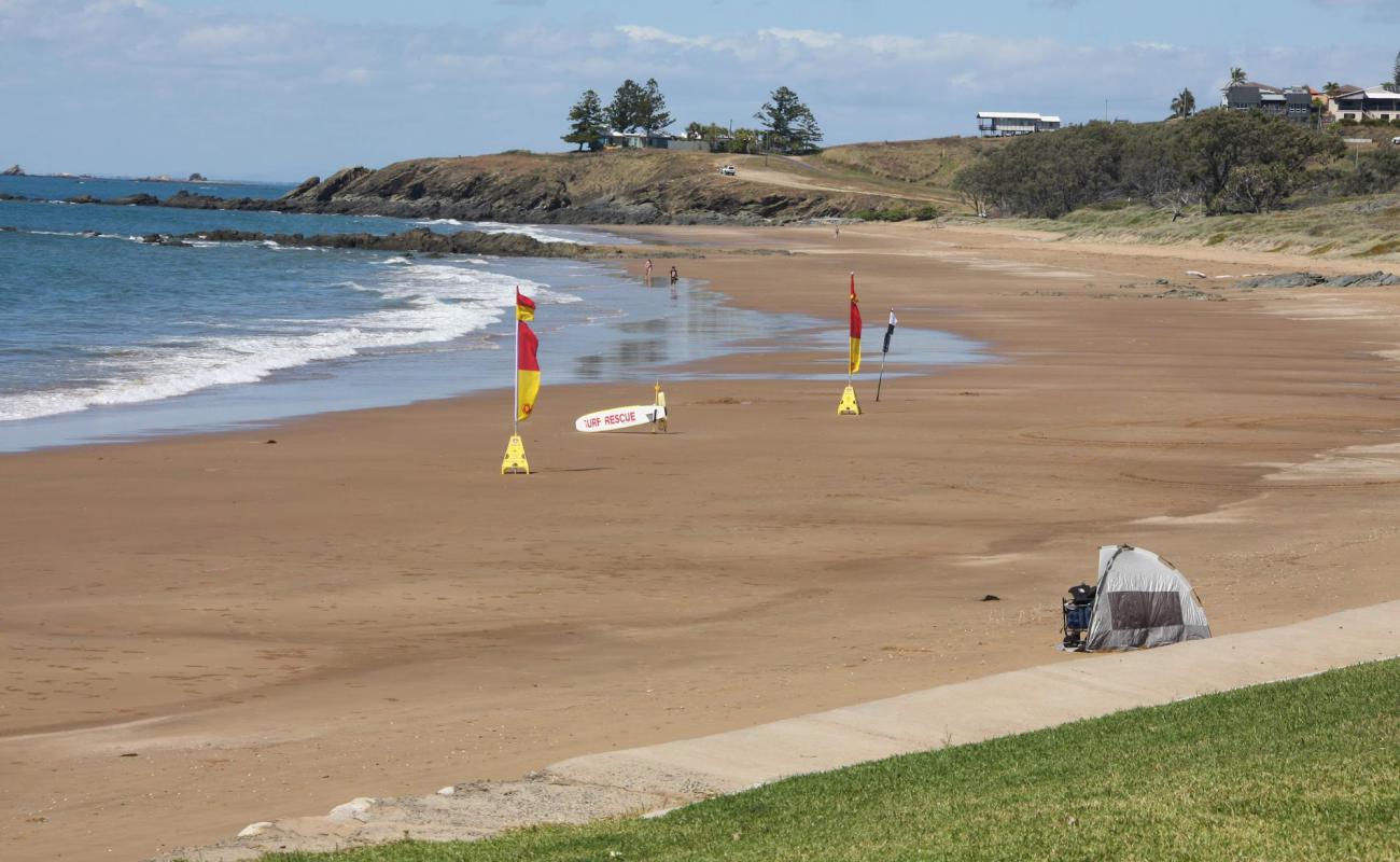 Photo de Emu Park Main Beach avec sable lumineux de surface