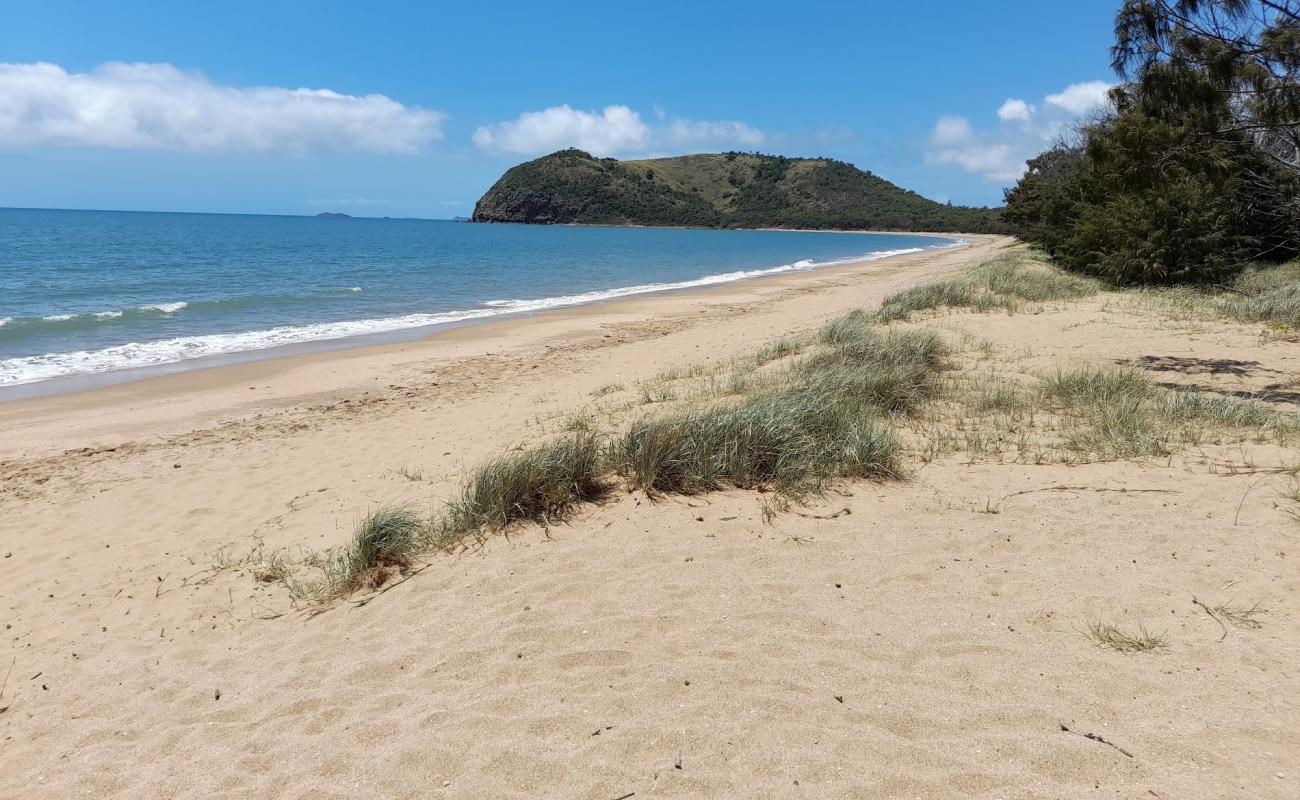 Photo de Mulambin Beach avec sable lumineux de surface