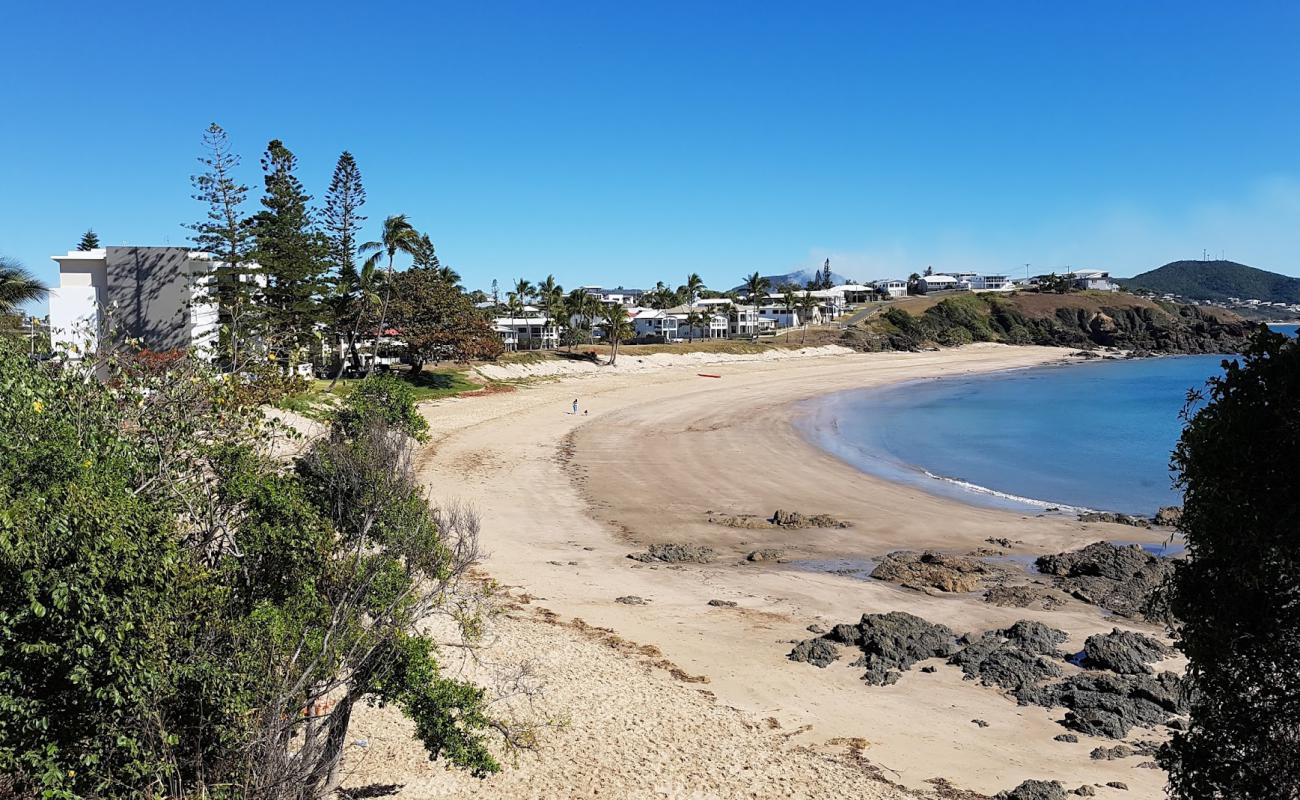 Photo de Cooee Bay Beach avec sable beige de surface