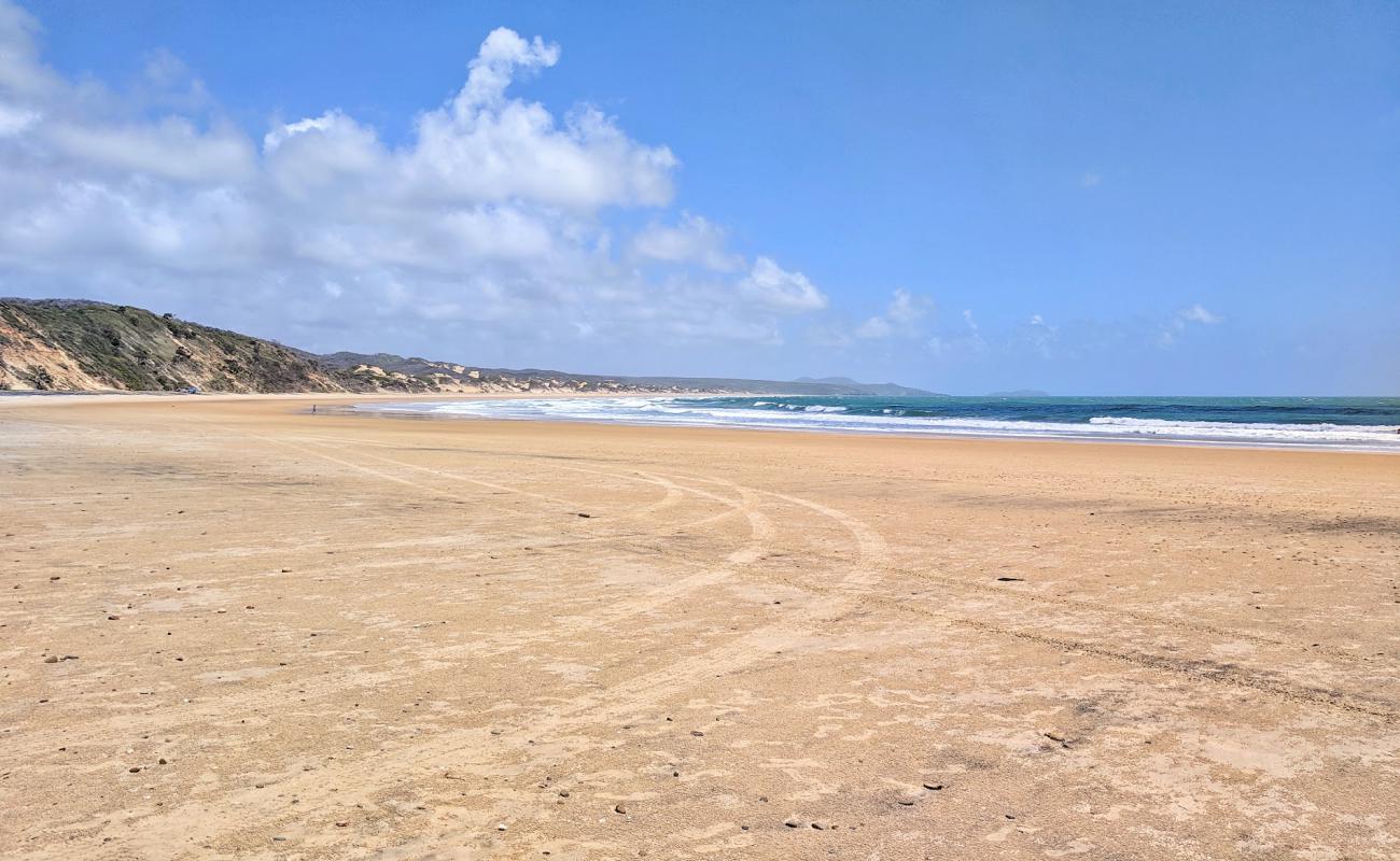 Photo de Nine Mile Beach avec sable lumineux de surface