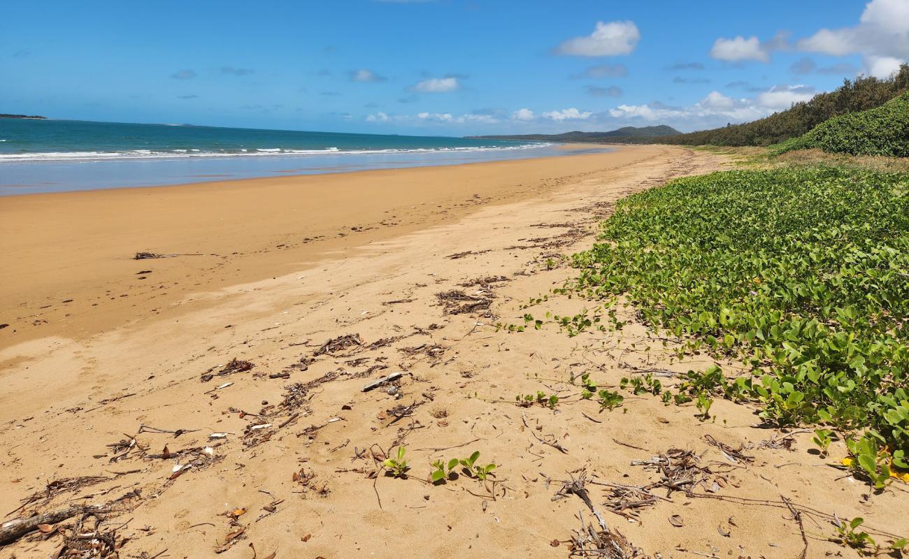 Photo de Salonika Beach avec sable lumineux de surface