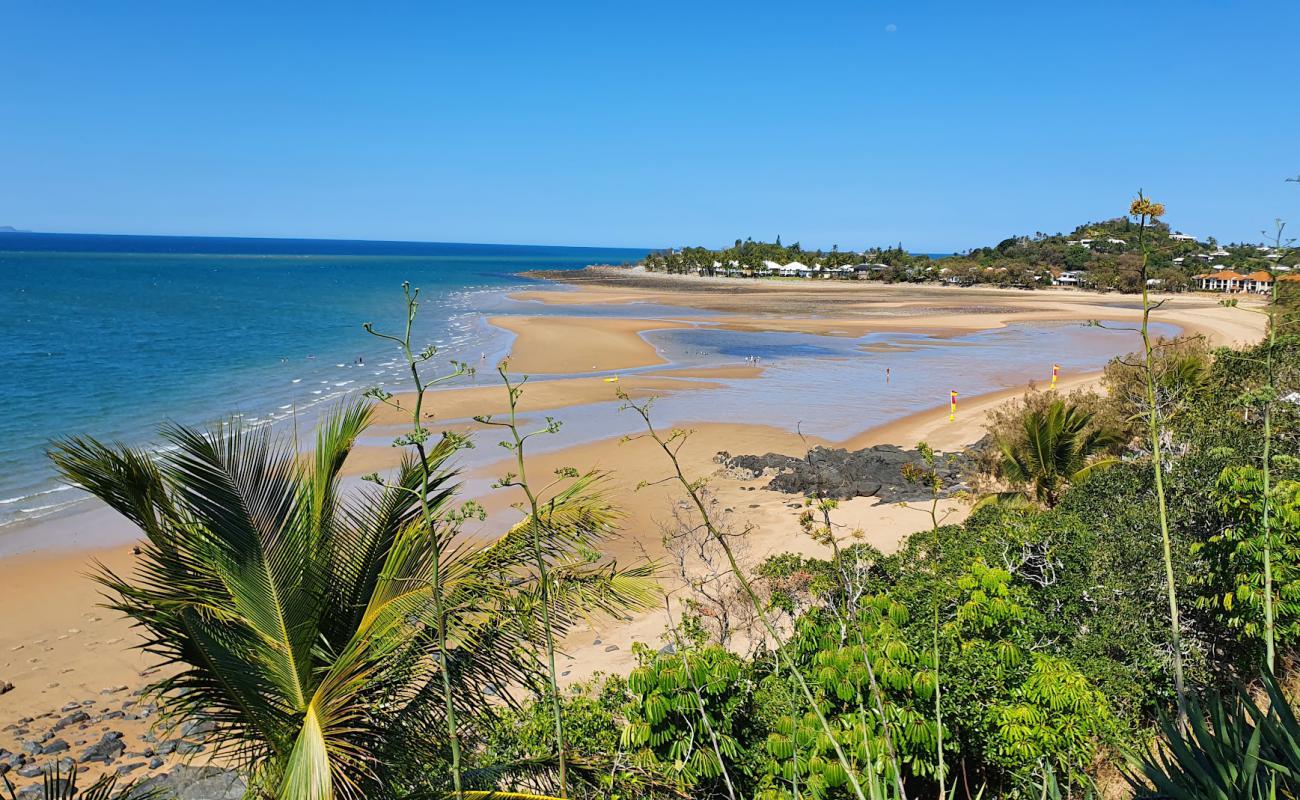 Photo de Eimeo Beach avec sable lumineux de surface