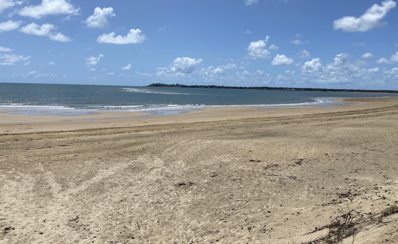 Photo de Bucasia Beach avec sable lumineux de surface