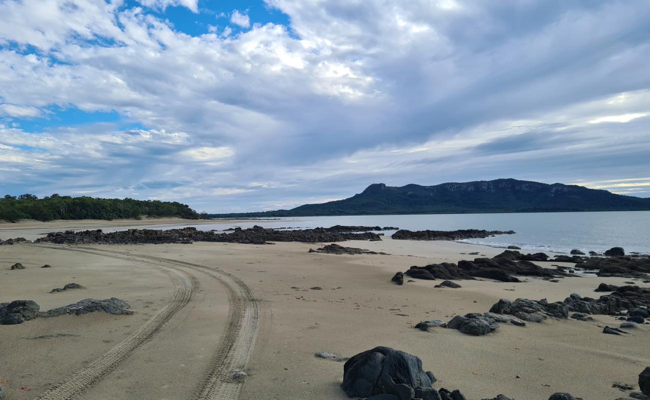 Photo de Belmunda Beach avec sable lumineux de surface