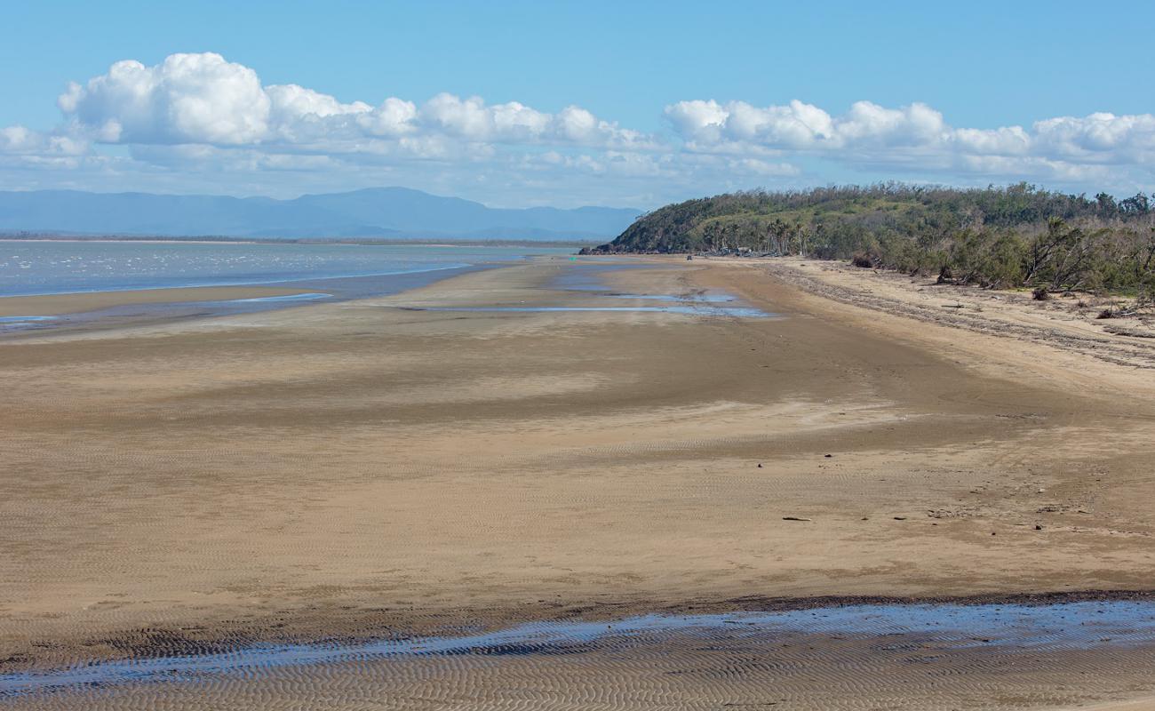 Photo de Conway Beach avec sable lumineux de surface