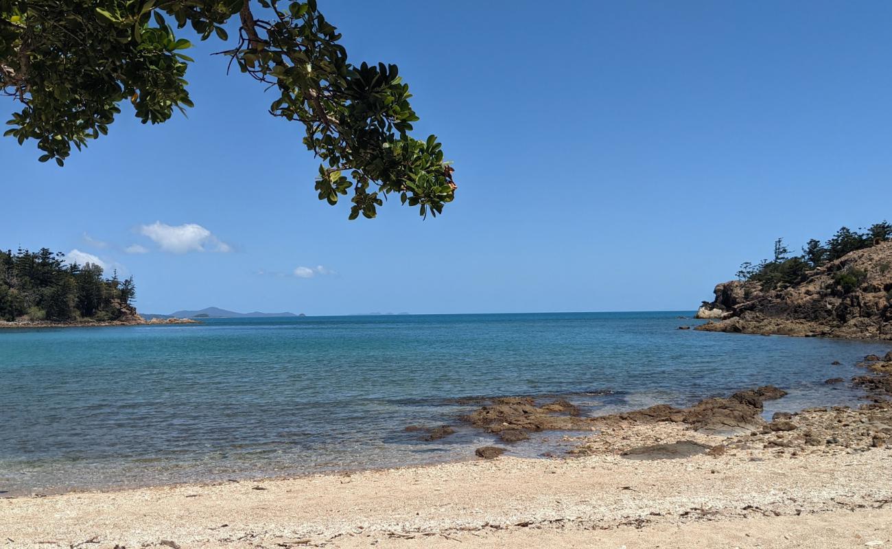 Photo de Escape Beach avec caillou fin clair de surface