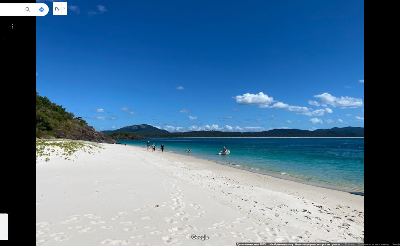 Photo de Chalkie's Beach entouré de montagnes