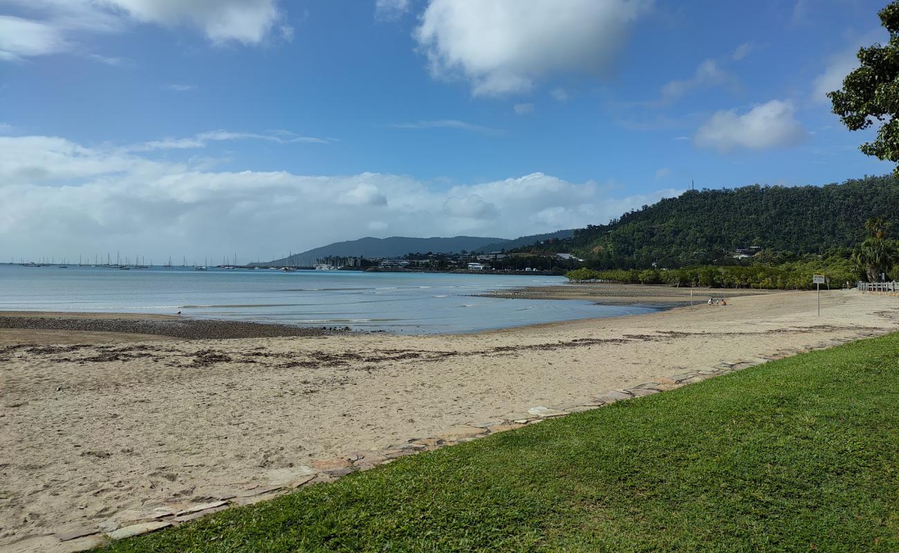 Photo de Cannonvale Beach avec sable lumineux de surface