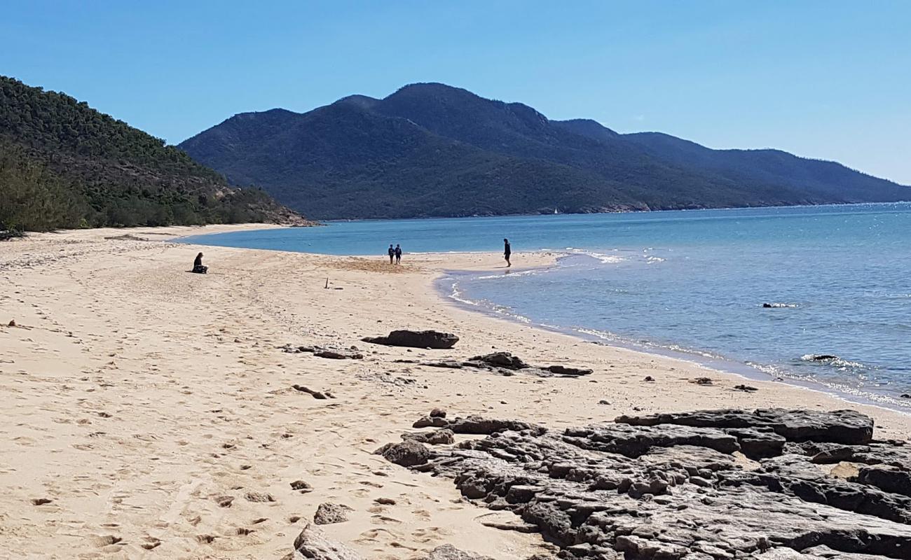 Photo de Hideaway Beach avec sable beige de surface