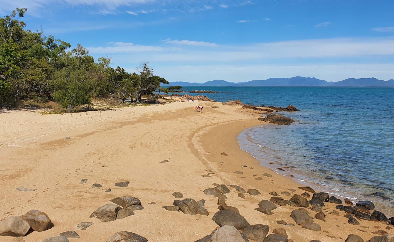 Photo de Froggies Beach avec sable beige de surface