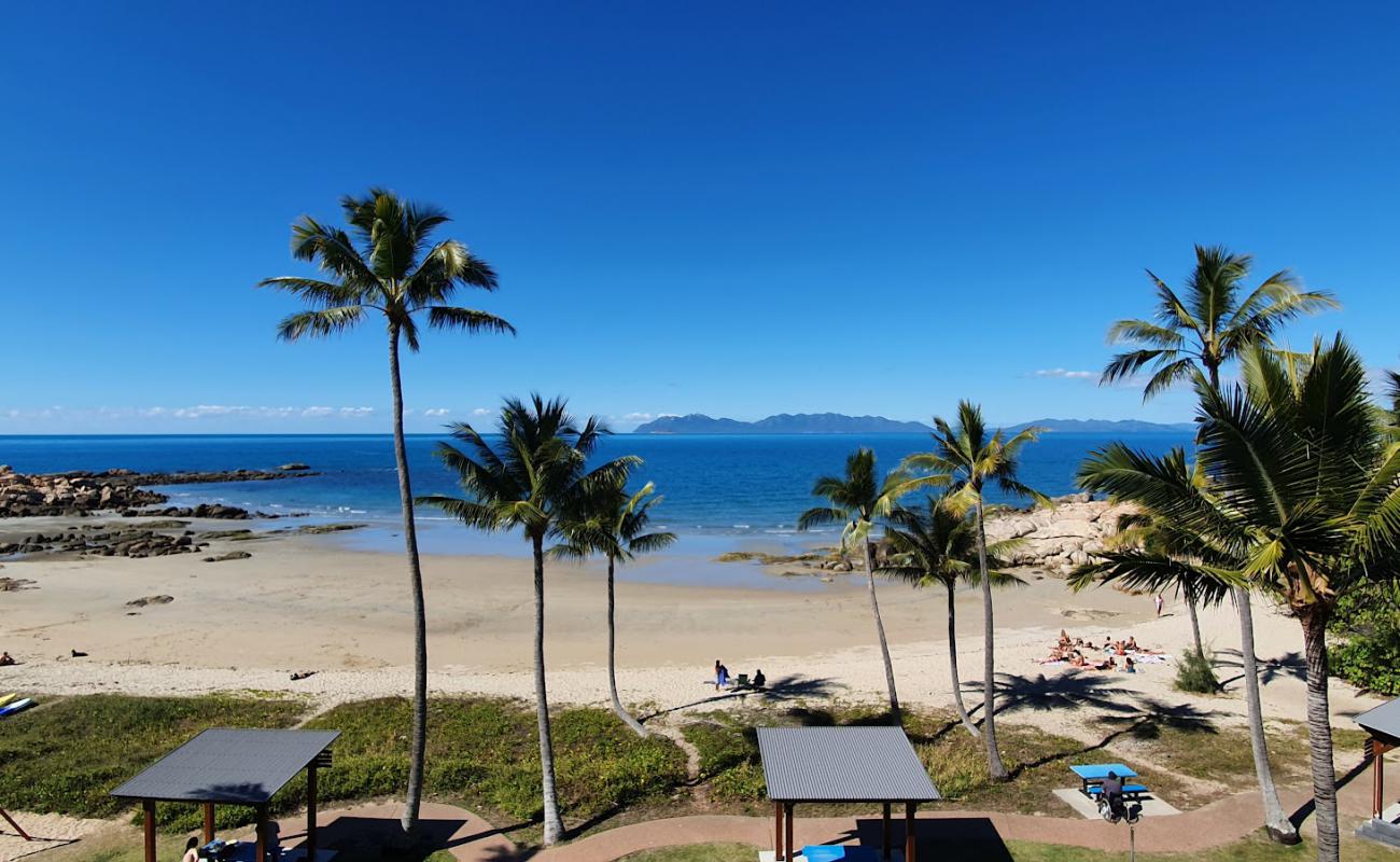 Photo de Rose Bay Beach avec sable lumineux de surface