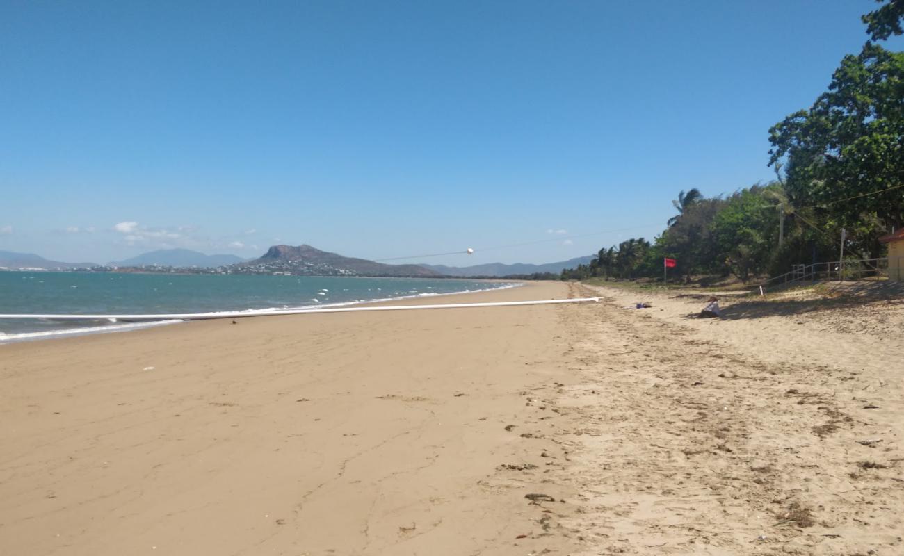 Photo de Pallarenda Beach avec sable lumineux de surface