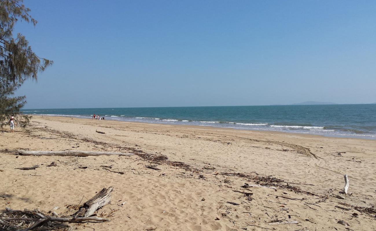 Photo de Saunders Beach avec sable beige de surface