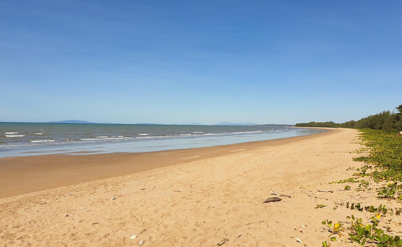 Photo de Balgal Beach avec sable lumineux de surface