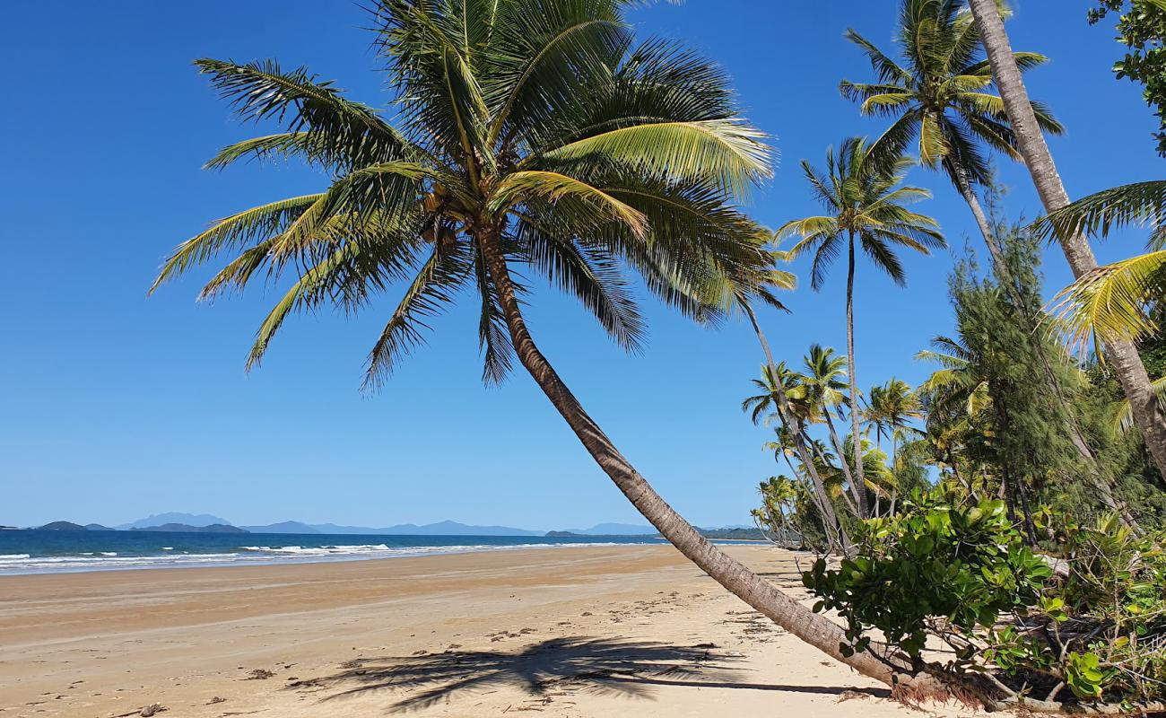 Photo de Mission Beach Foreshore avec sable lumineux de surface