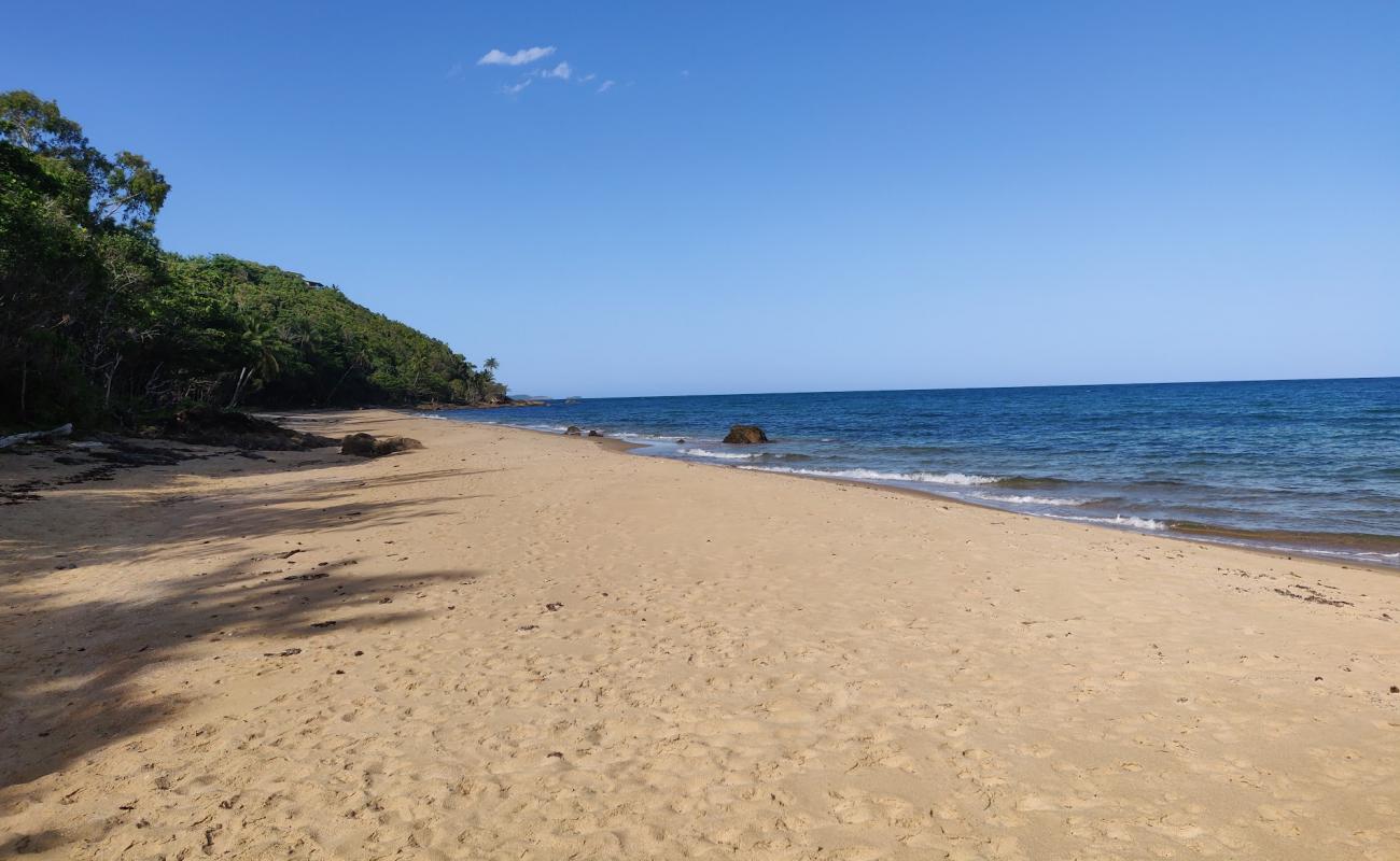 Photo de Brookes Beach avec sable beige de surface