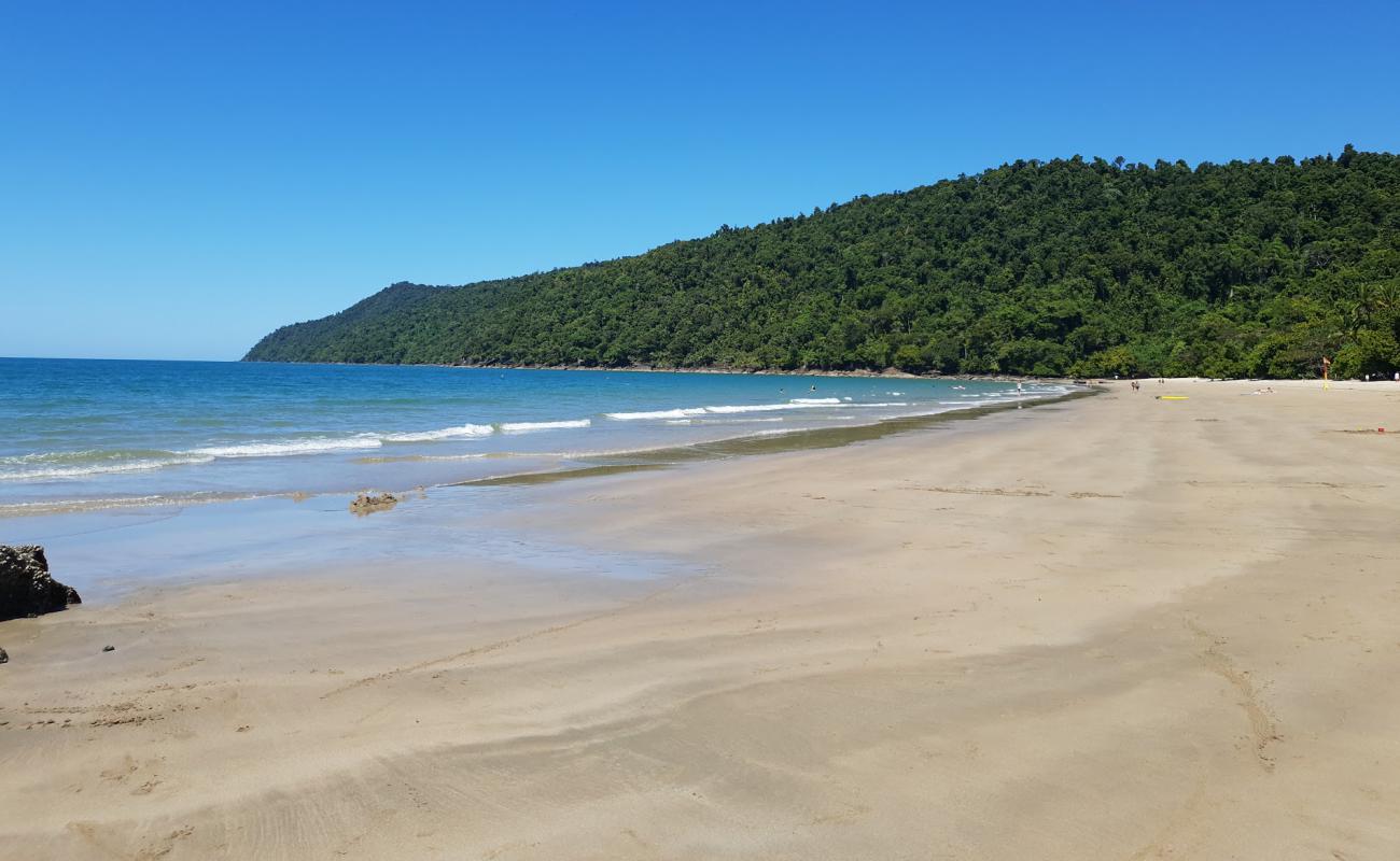 Photo de Etty Bay avec sable lumineux de surface