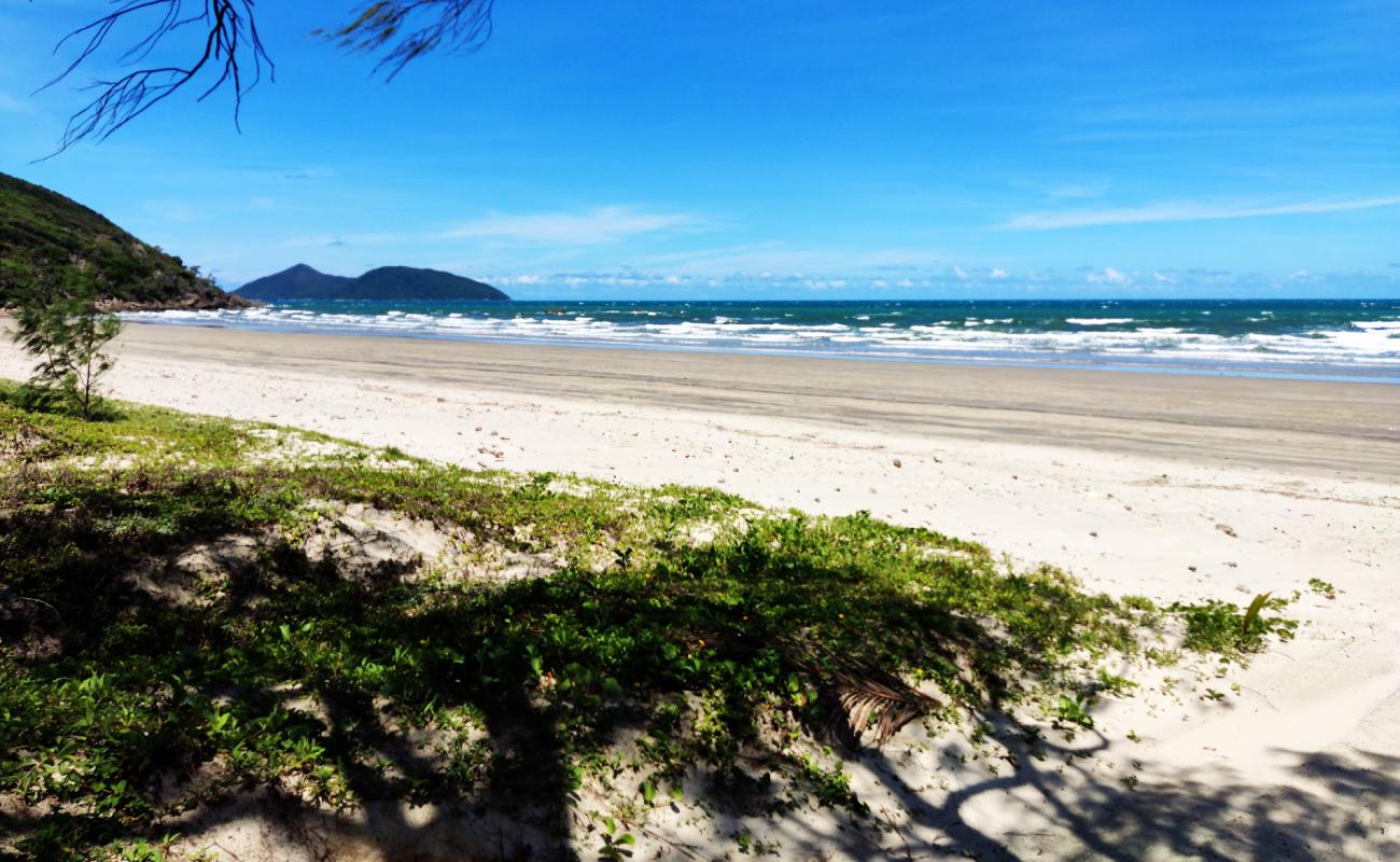 Photo de Wungu Beach avec sable lumineux de surface