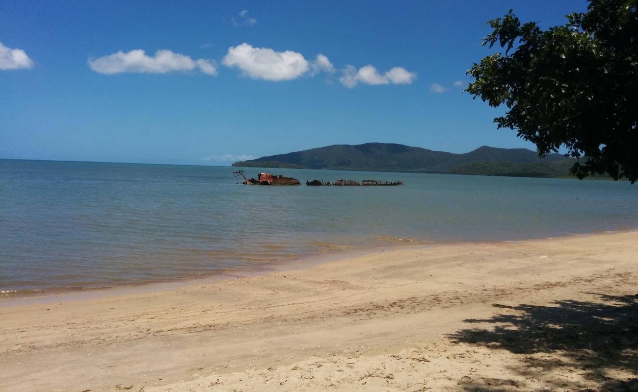 Photo de Yarrabah Beach avec sable lumineux de surface