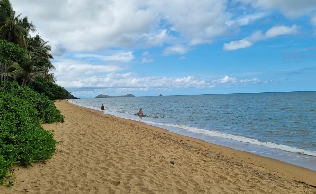 Photo de Trinity Beach avec sable beige de surface