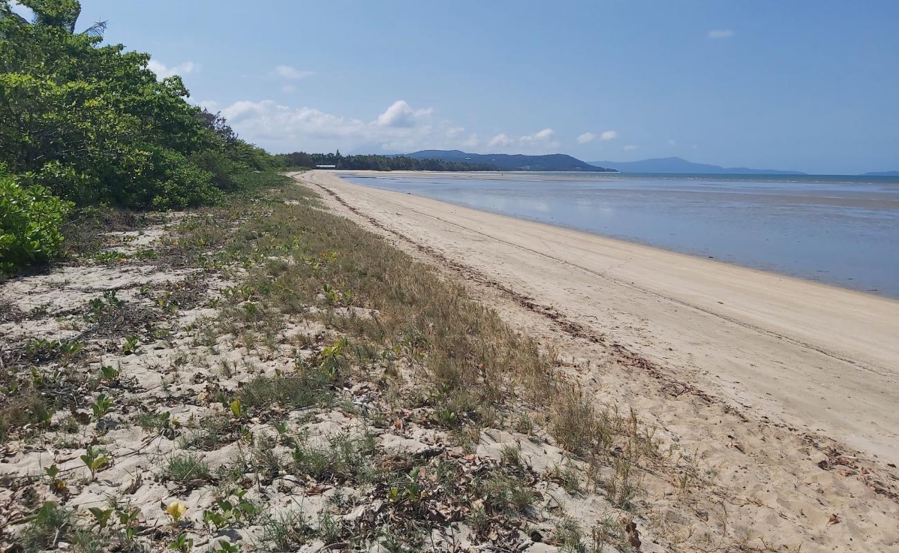 Photo de Cooya Beach avec sable lumineux de surface