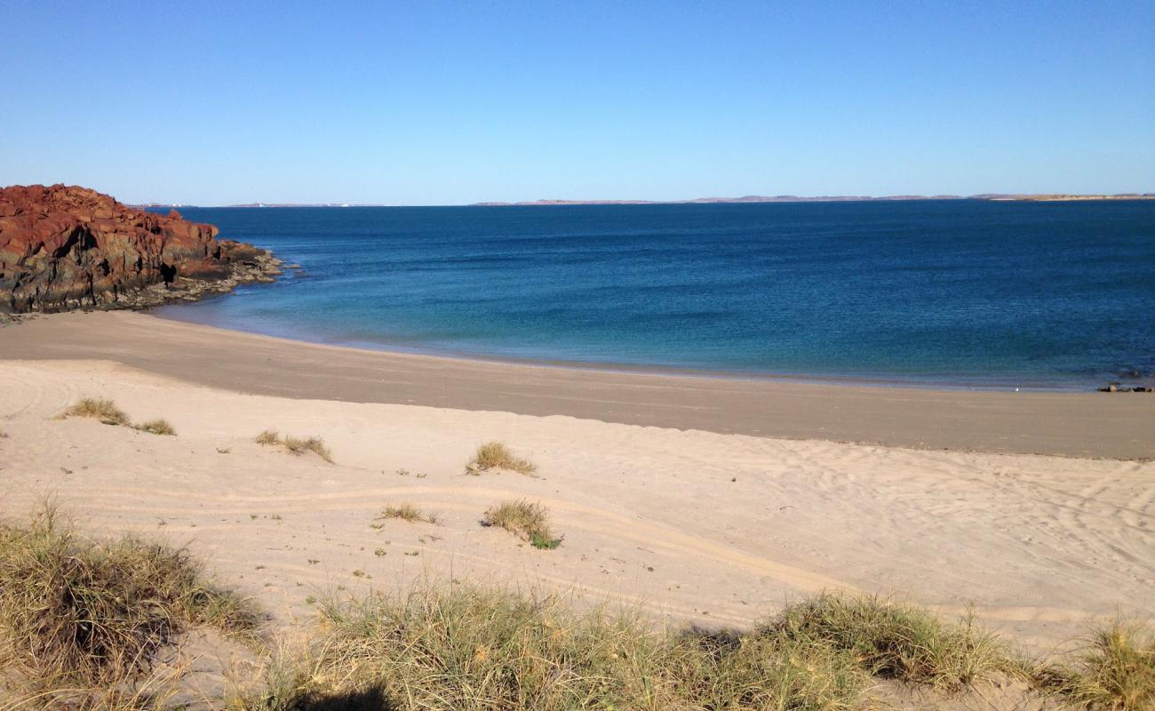 Photo de Aremvee Beach avec sable lumineux de surface