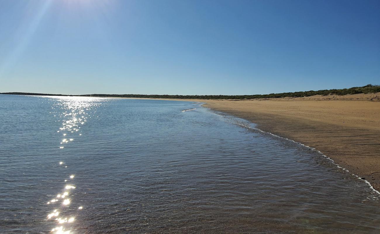 Photo de 40 Mile Beach avec sable brun de surface