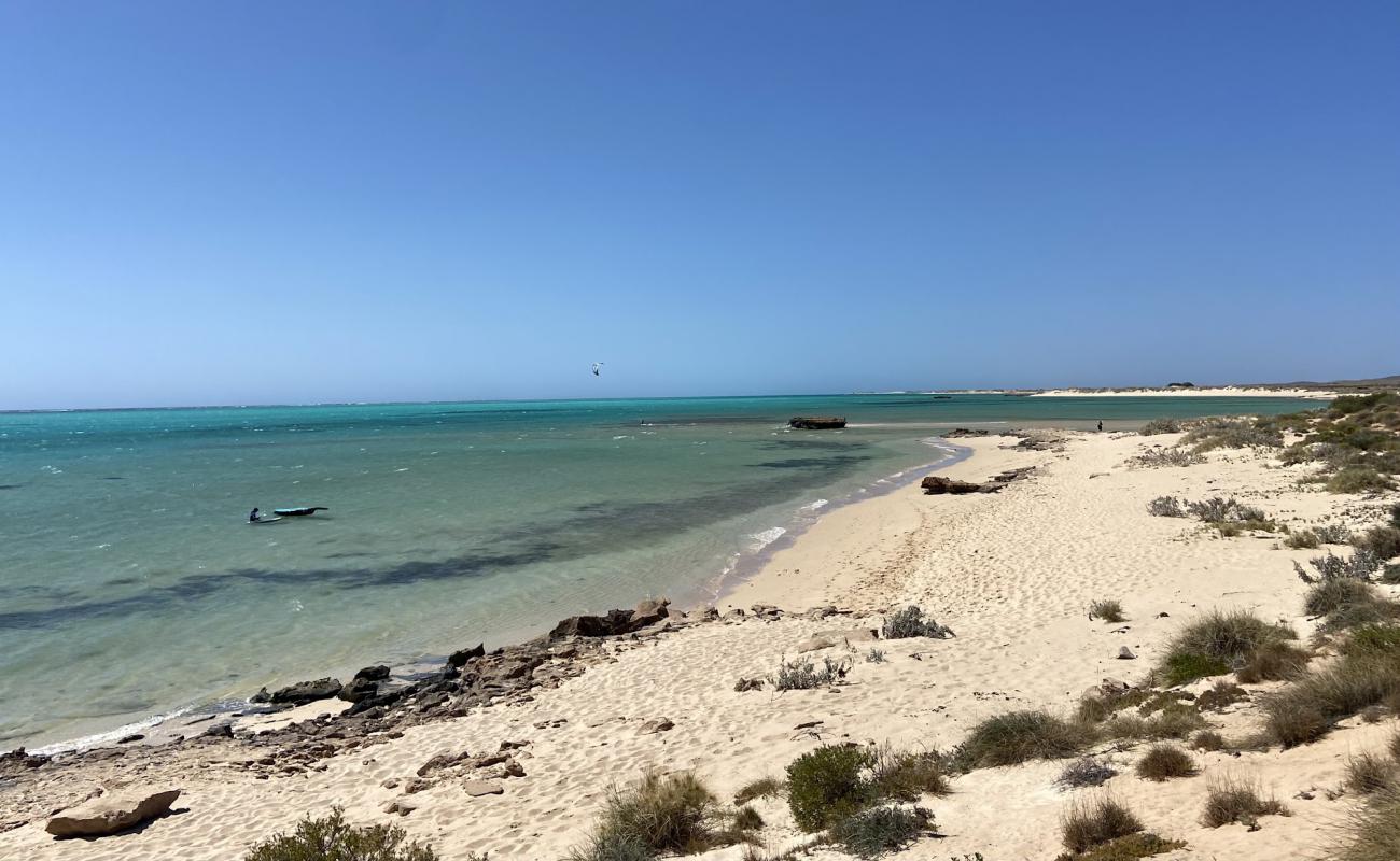 Photo de Varanus Beach avec sable beige de surface