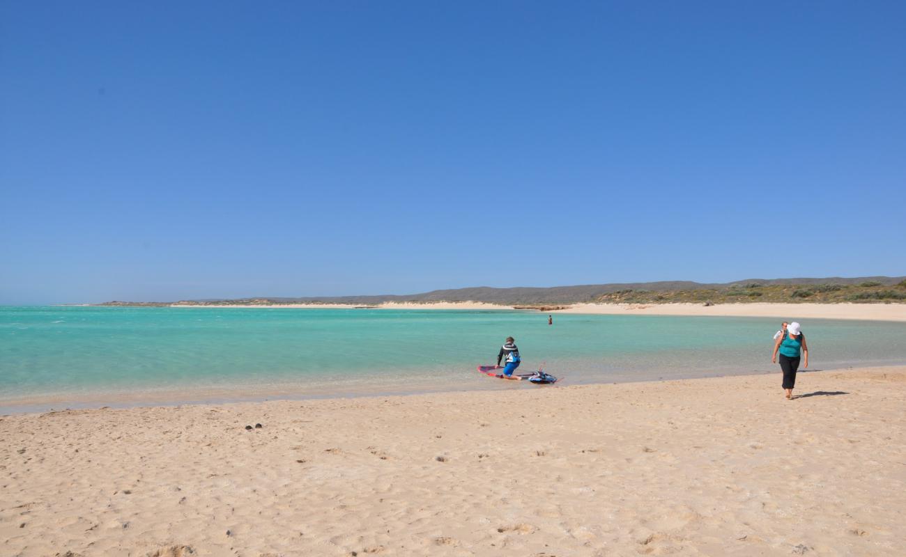 Photo de Tulki Beach avec sable lumineux de surface