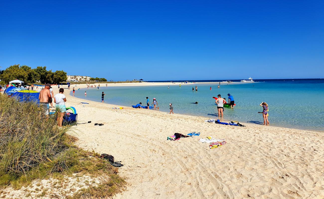 Photo de Coral Bay Beach avec sable fin et lumineux de surface