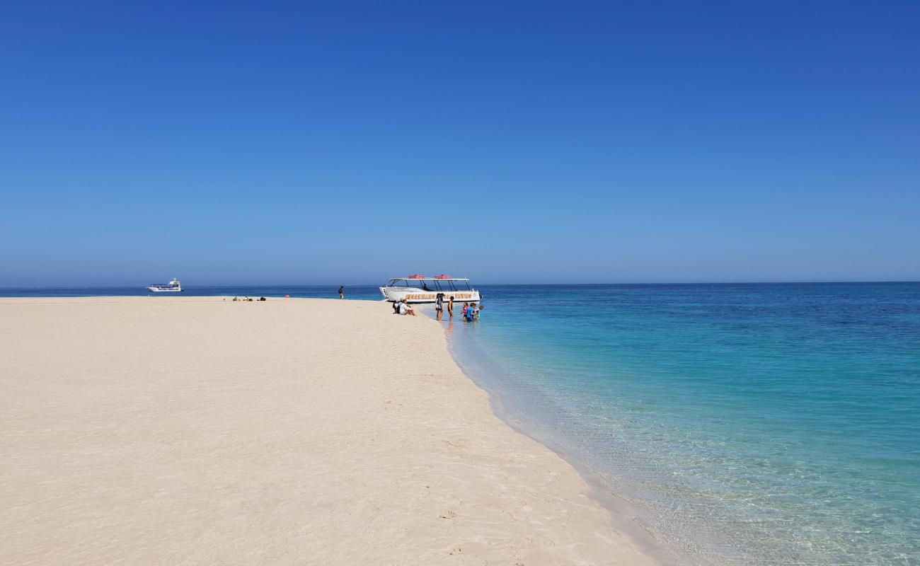 Photo de Paradise Beach avec sable fin et lumineux de surface