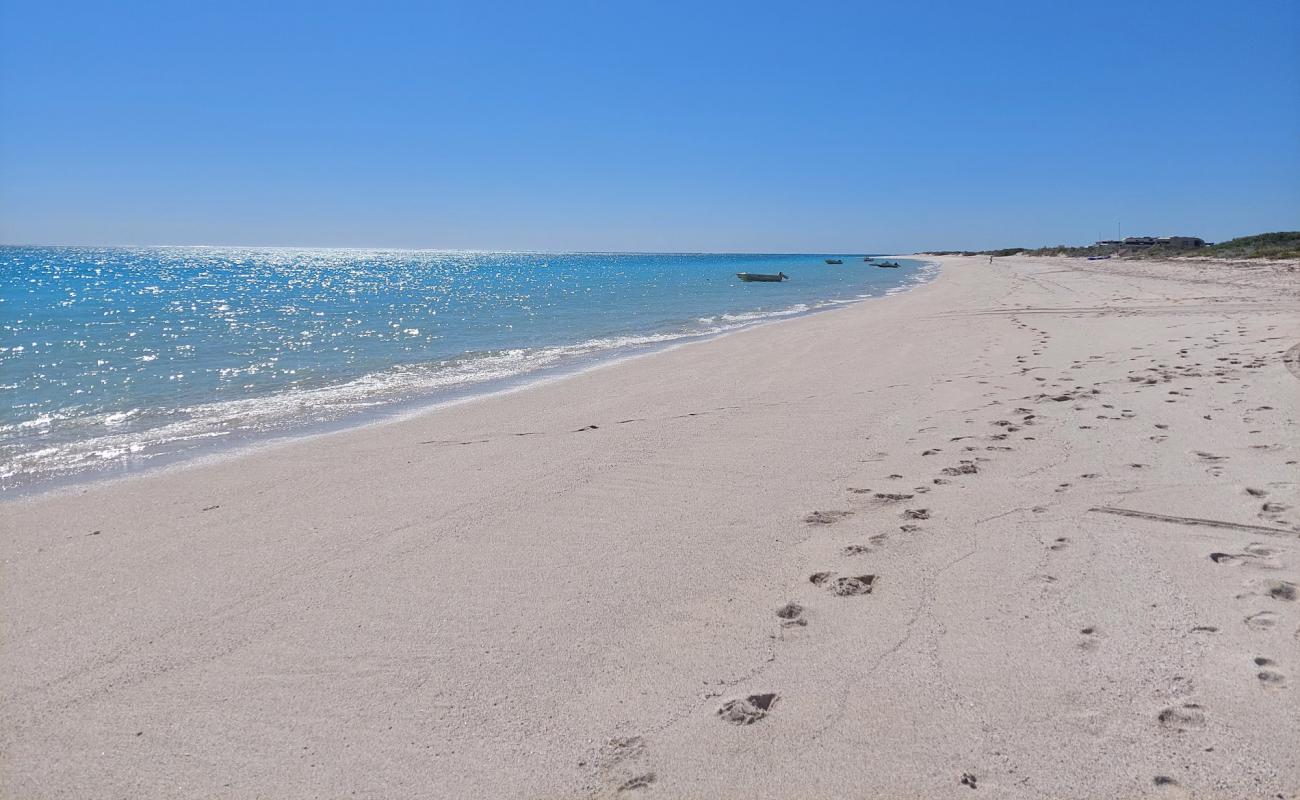 Photo de Sandy Point Beach avec sable fin blanc de surface