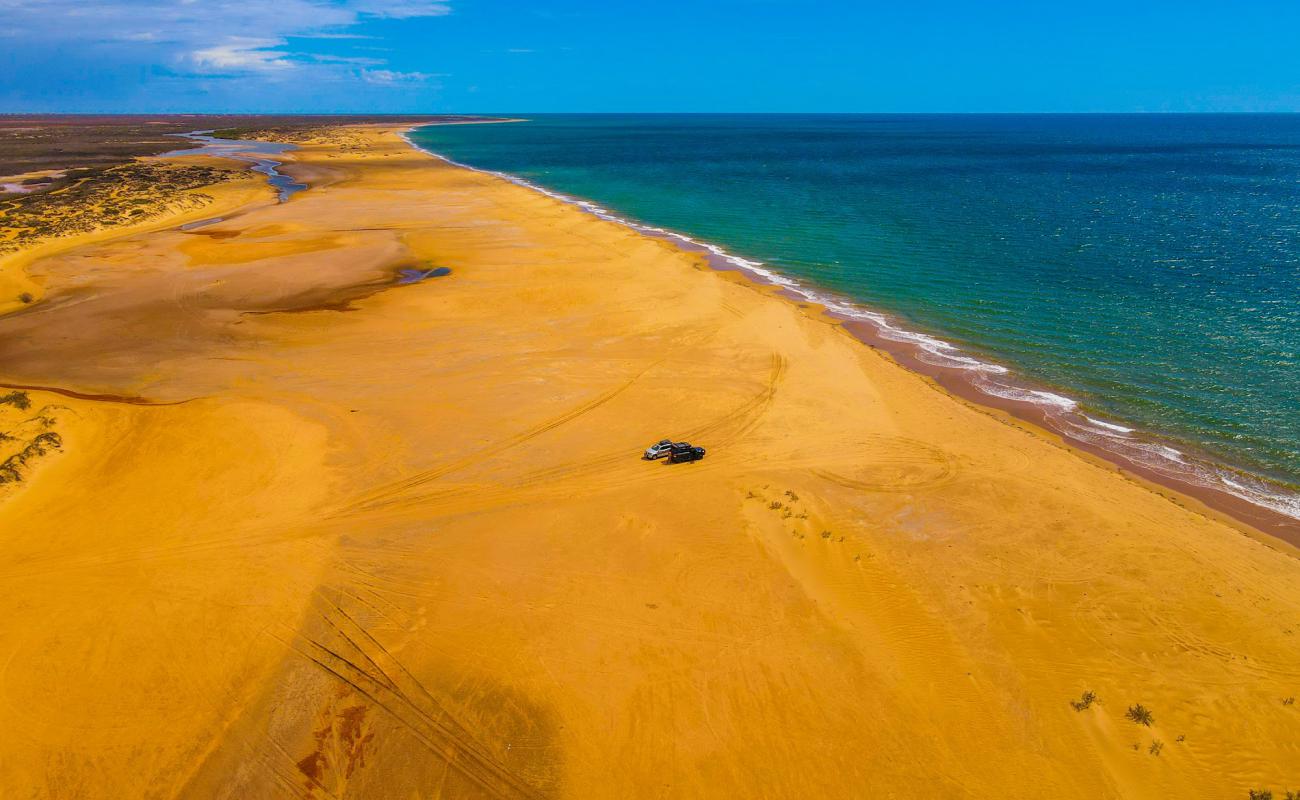 Photo de Miaboolya Beach avec sable lumineux de surface