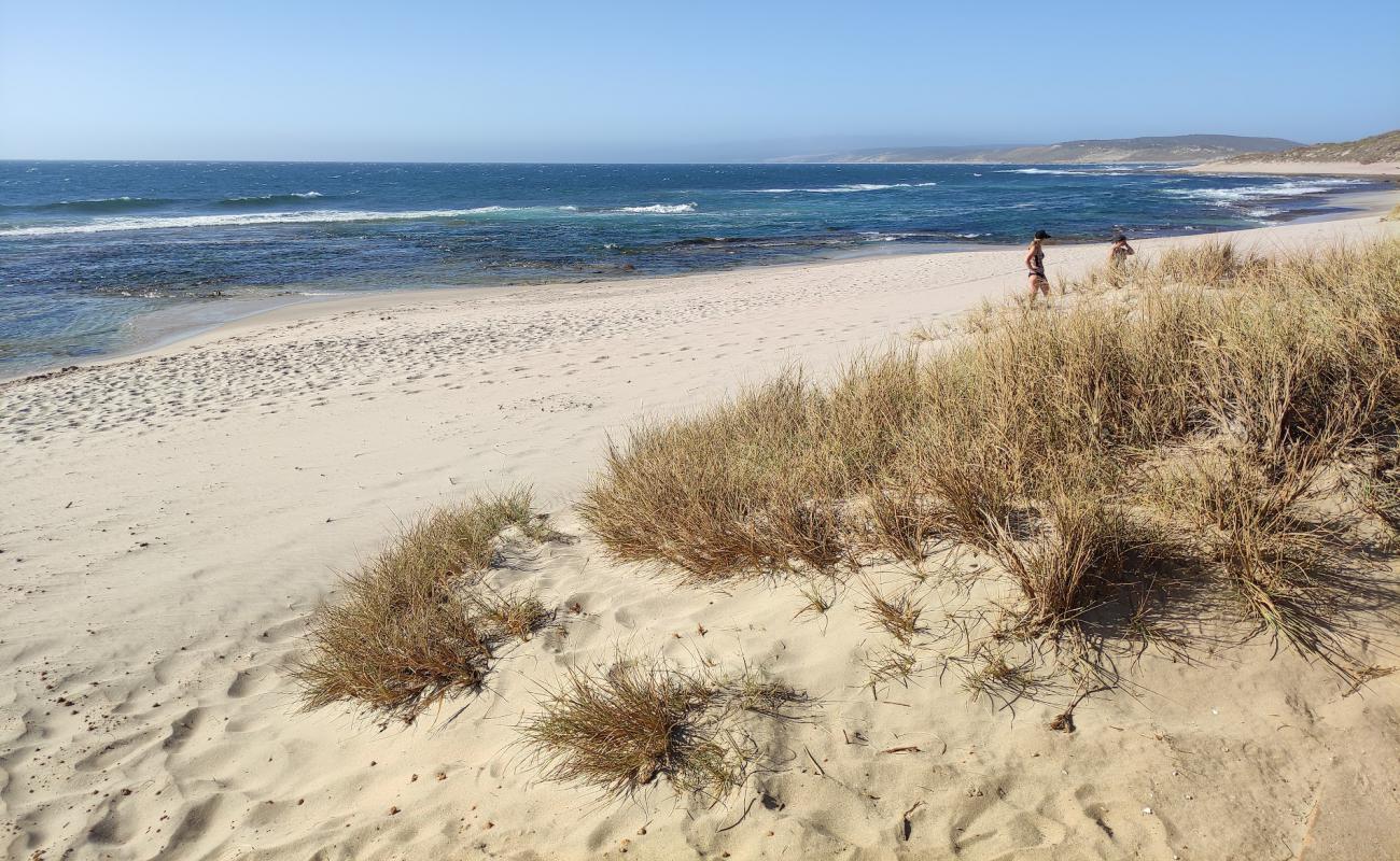 Photo de Blue Holes Beach avec sable beige de surface