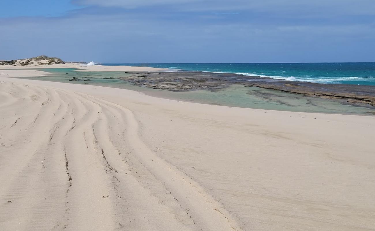 Photo de Wagoe Beach avec sable fin et lumineux de surface