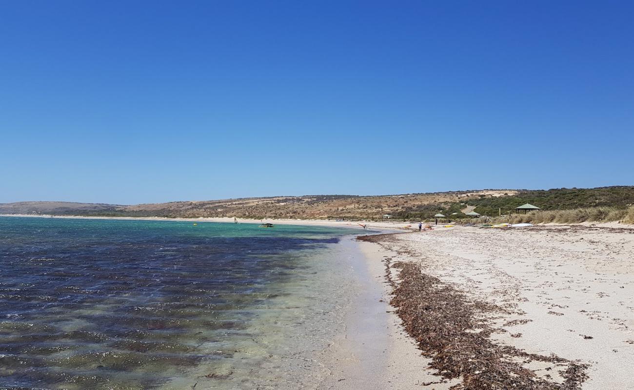 Photo de Coronation Beach avec sable beige de surface