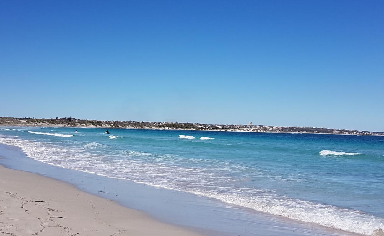 Photo de Greys Beach avec sable beige de surface