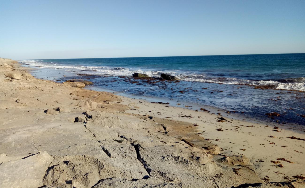 Photo de African Reef Beach avec sable beige & pierres de surface