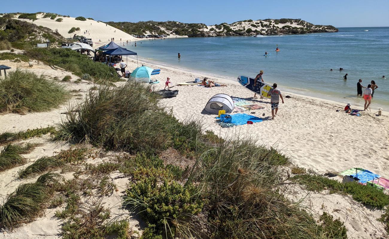 Photo de Sandy Cape Beach avec sable blanc de surface