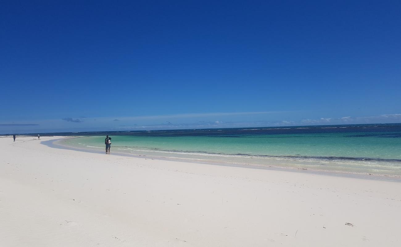 Photo de Hangover Bay Beach avec sable fin blanc de surface