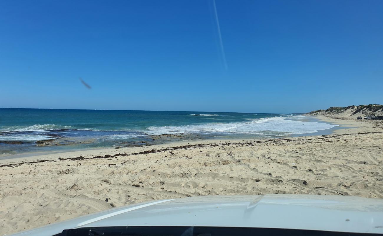 Photo de Wilbinga Shacks Beach avec sable lumineux de surface