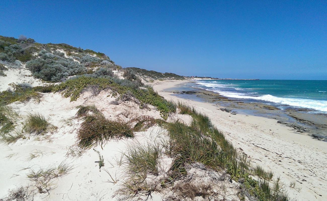 Photo de Dewars Beach avec sable beige de surface