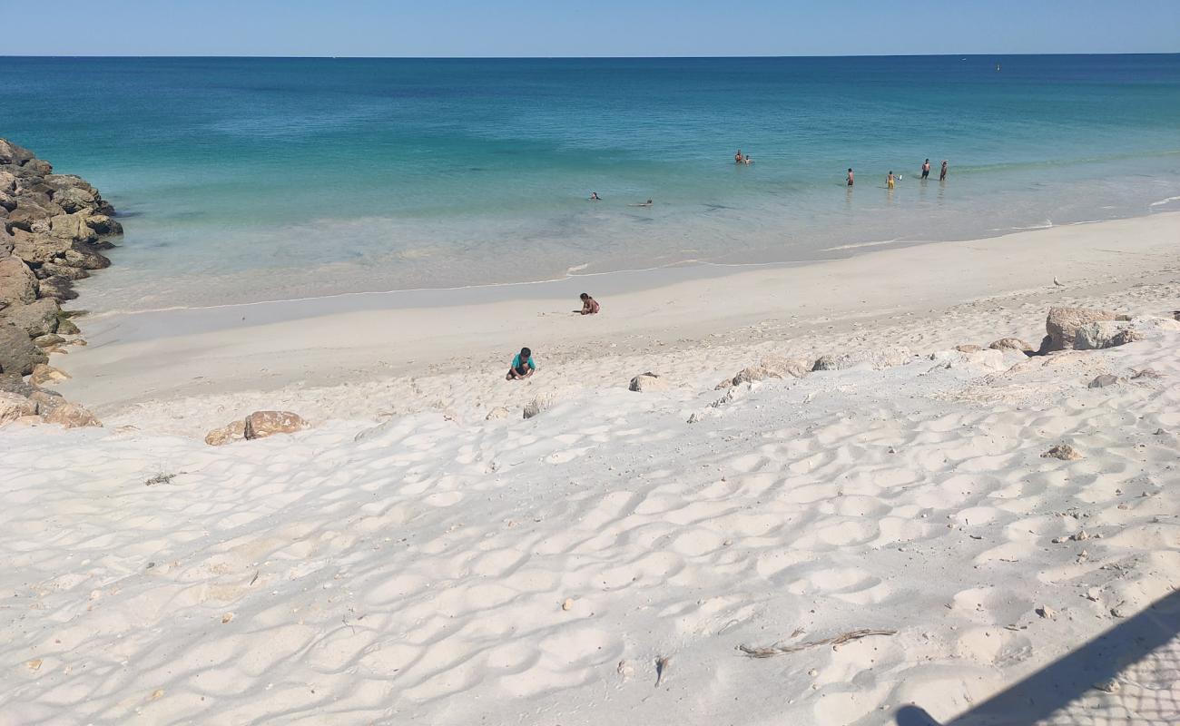 Photo de Qunns Beach avec sable lumineux de surface