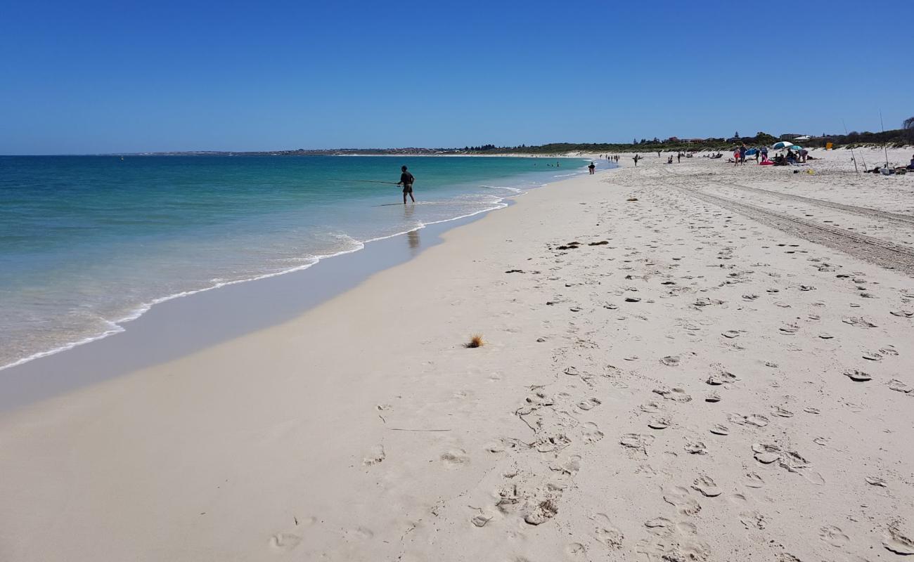Photo de Whitfofds Beach avec sable beige de surface