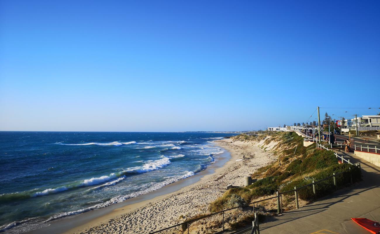 Photo de Mettams Pool Beach avec sable beige de surface