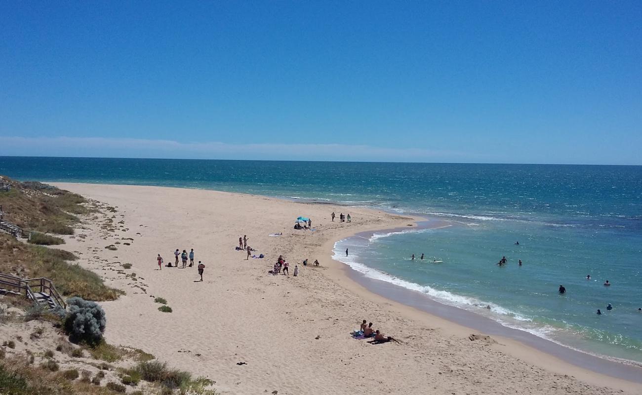 Photo de Halls Head Beach avec sable lumineux de surface