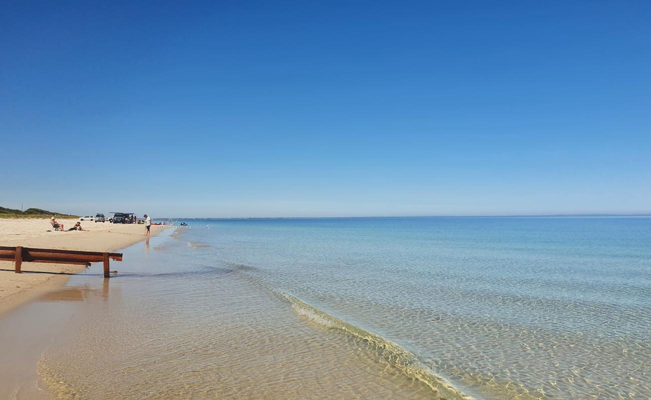 Photo de Forrest Beach avec sable lumineux de surface